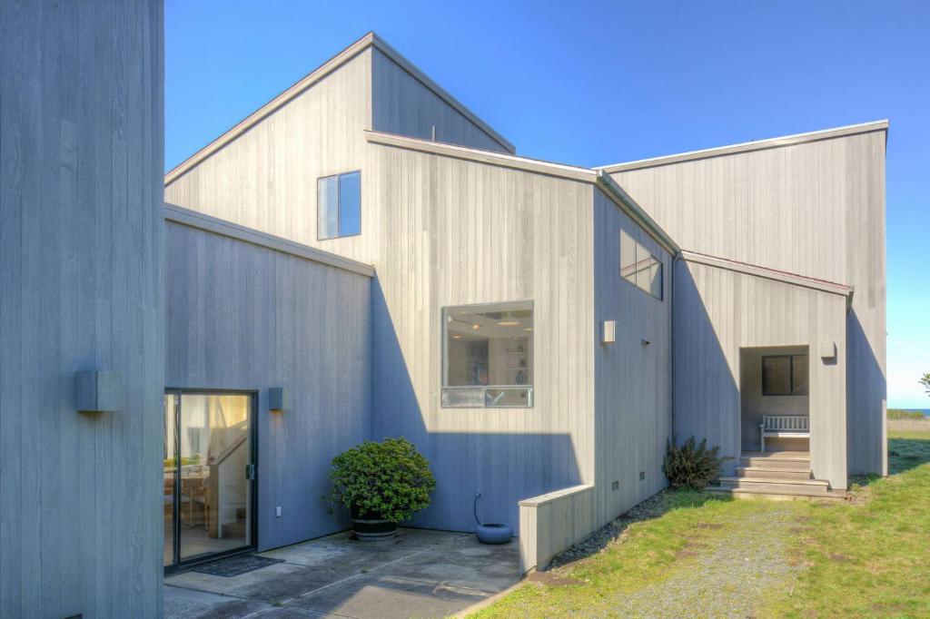 Neel Nirvana - Deck With BBQ & Community Pool, Sea Ranch