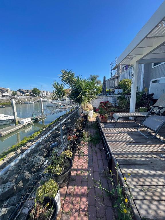 Waterfront Oasis, Pittsburg