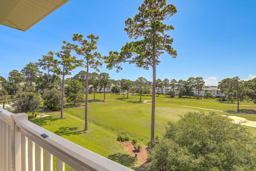 Golf Course View, Pool Access Myrtle Beach Condo!, Myrtle Beach