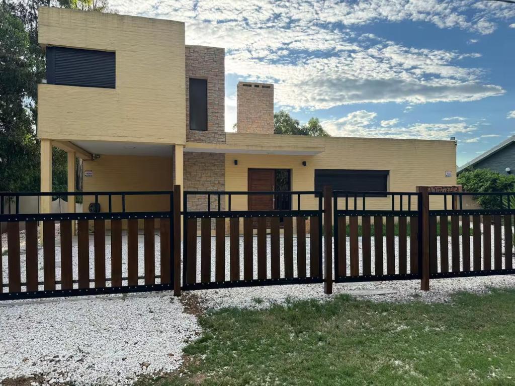 Casa con piscina en Bella Vista - 1