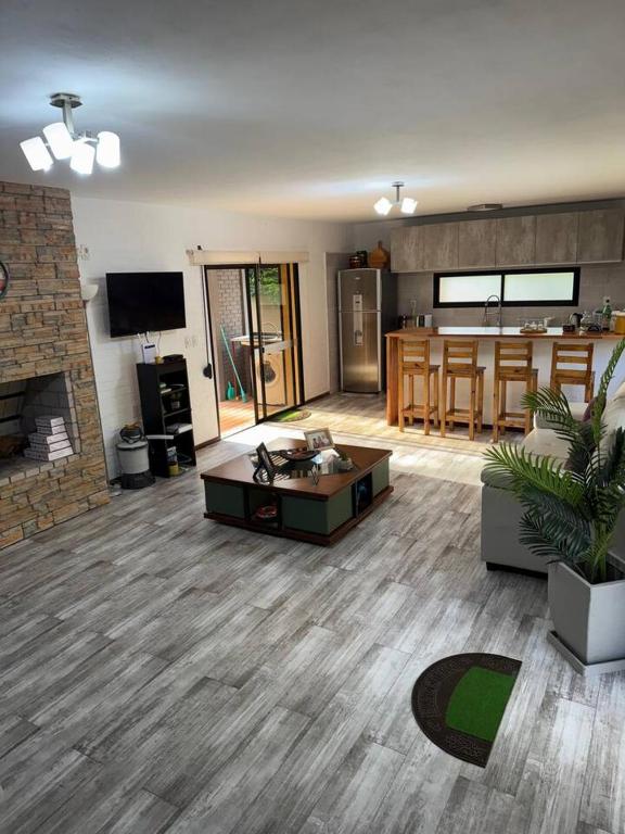 Casa con piscina en Bella Vista - 2