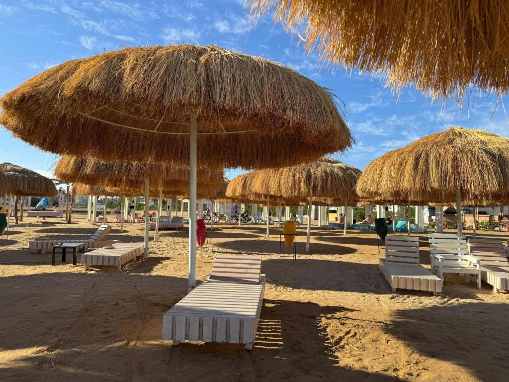 Hurgada New studio in Avenue on Mamsha -private beach&pool, Hurghada