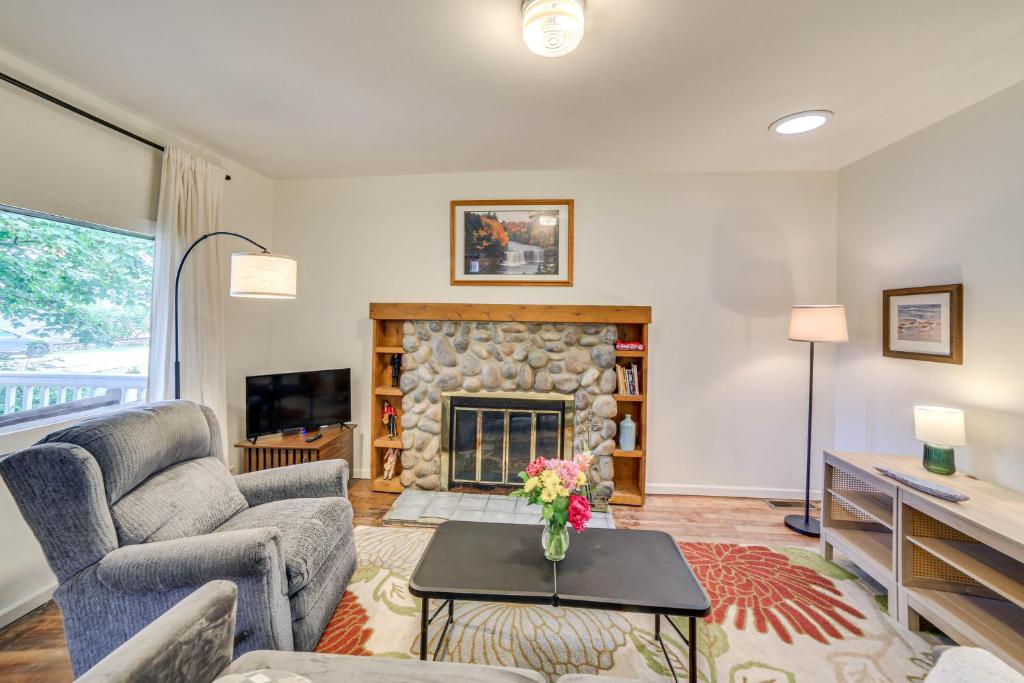 Steps to Lake Huron Retreat with Yard in St Ignace, Saint Ignace