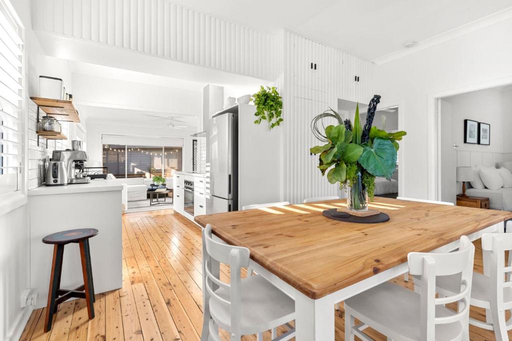 Amaroo - Pet Friendly - 2 Mins Walk to Beach - Outdoor Fireplace, Culburra Beach
