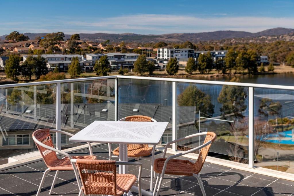 Modern Escape with Lake and Mountain Views, Tuggeranong