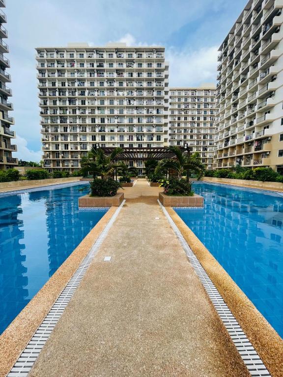 J&J Mactan Stays with Netflix, Pool & Paid Parking, Suba