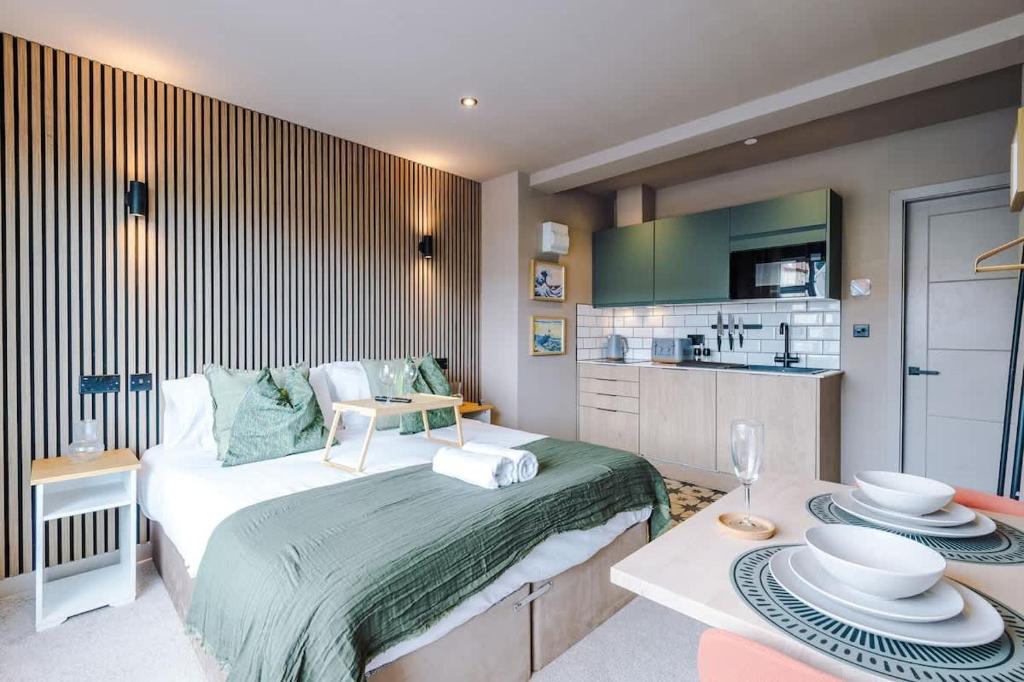 Stylish 1BR Studio with Luxury Finishes, Llandudno