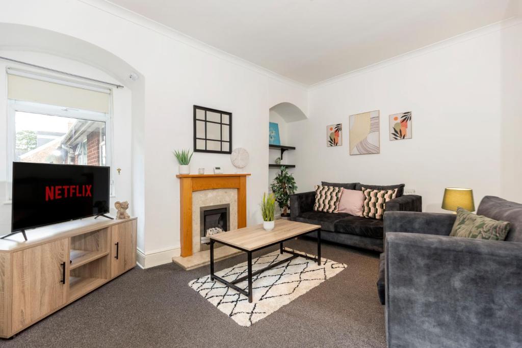 Charming and comfortable property by Our Home Short Stays very spacious with super fast WiFi close to the Metro Centre and Newcastle City Centre, Gateshead