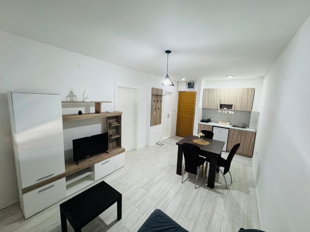 Aqua Apartments 3 - 1