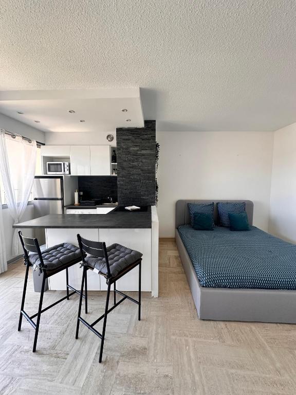 Beau studio dans résidence avec piscine et vue sur la ville - 5min des plages - 2