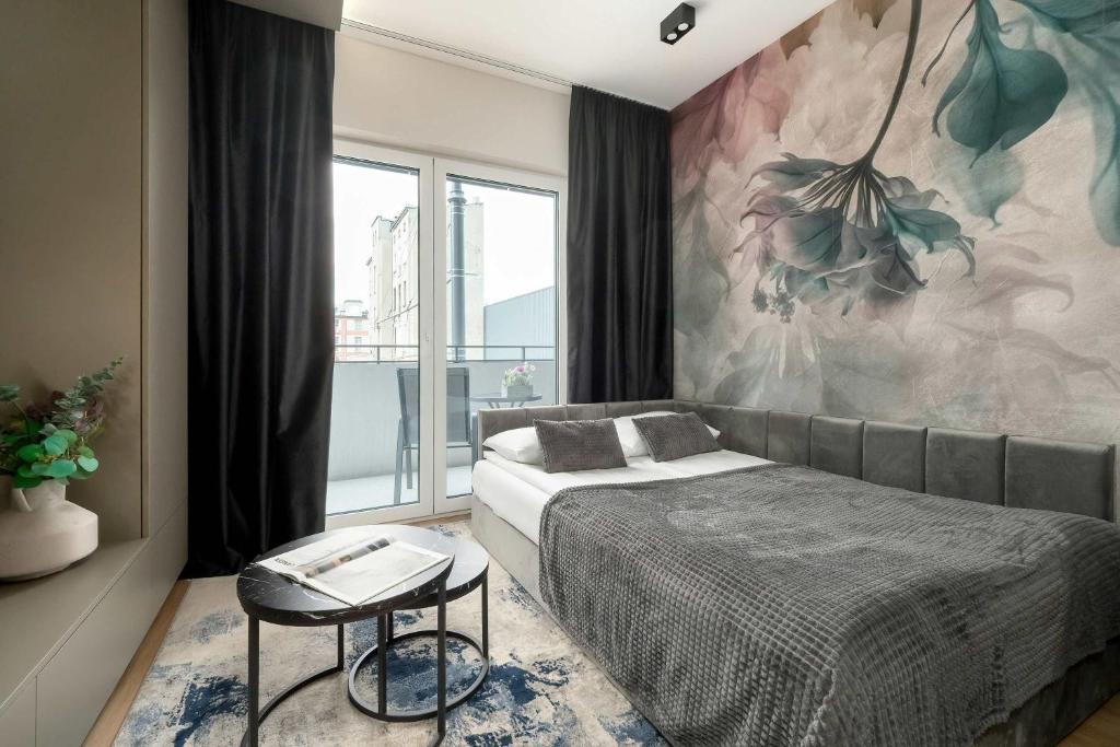 Design studio with a Balcony in the City Centre by Noclegi Renters, Lodž