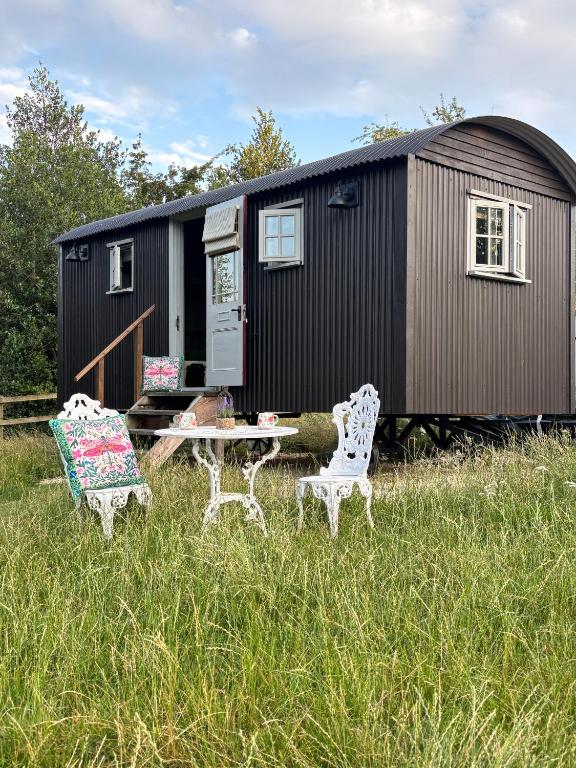 PIGLET adult only shepherds hut, Castle Donington