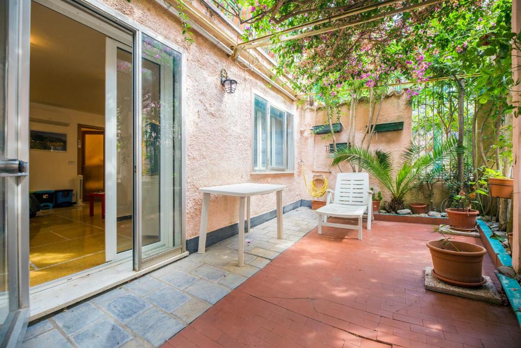 JOIVY Bright 2-Bedroom Flat with Terrace near the Beach - 5