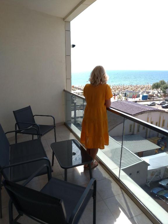 2 Appartments , next to each other, on the beach, splendid view, max 12 persons, Mamaia Nord – Năvodari