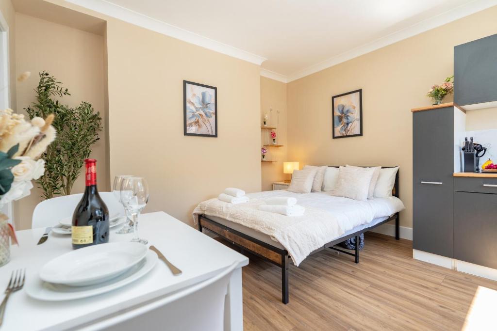 Open Mind Property - Studio Flat with FREE Parking, Bournemouth