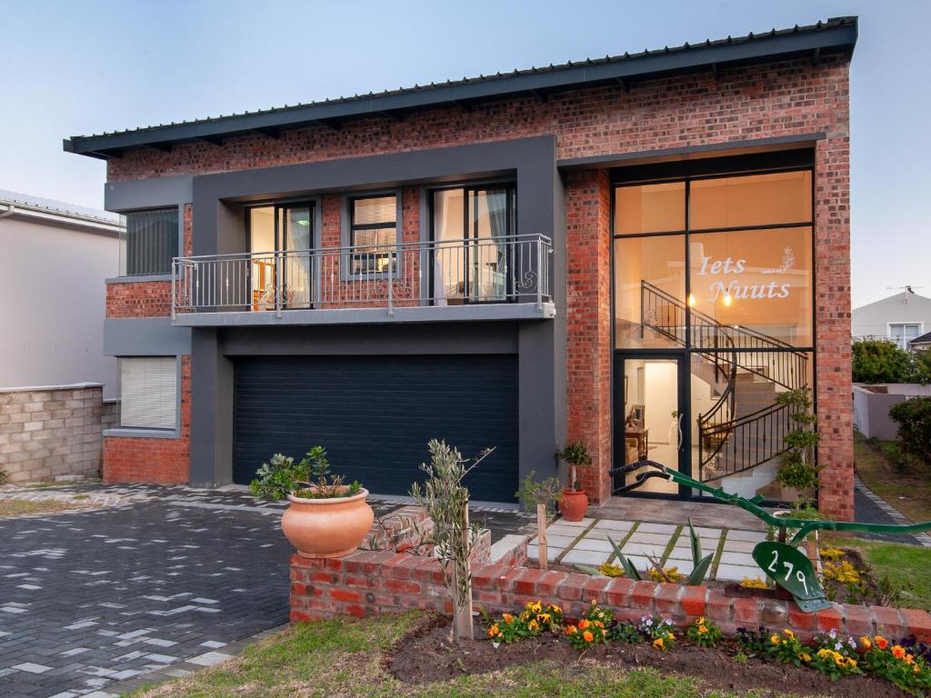 Iets Nuuts, Hermanus