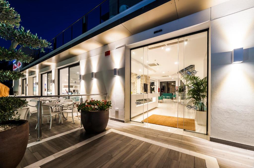 Globales Montemar — Hotel building in Santa Eulalia, Balearic Islands
