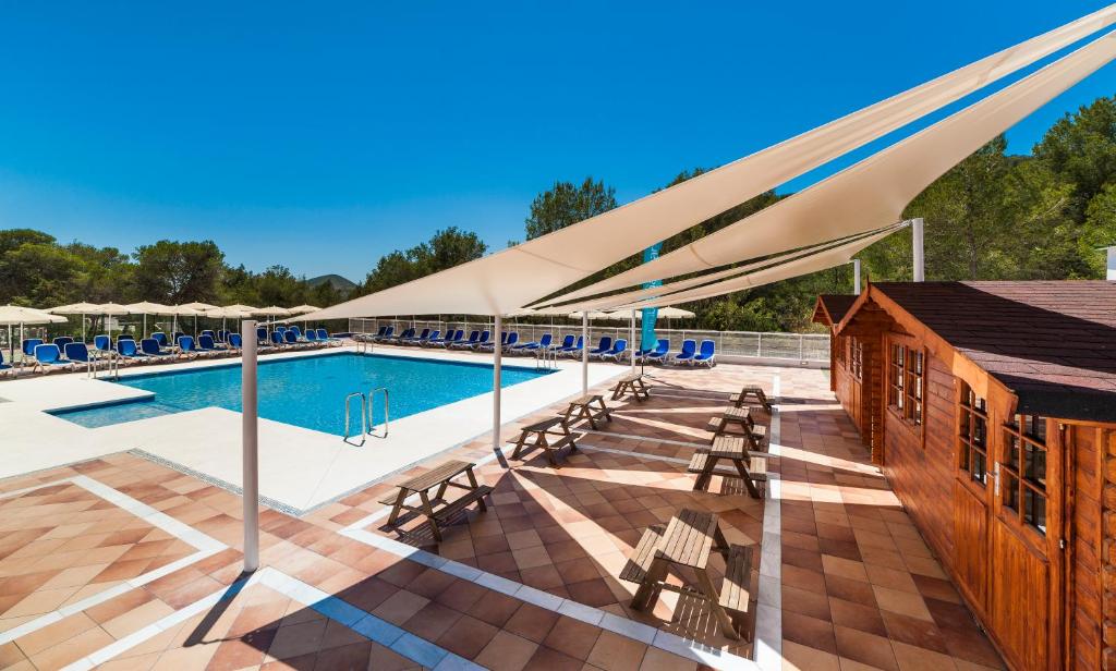 Globales Montemar — Swimming pool in Santa Eulalia, Balearic Islands