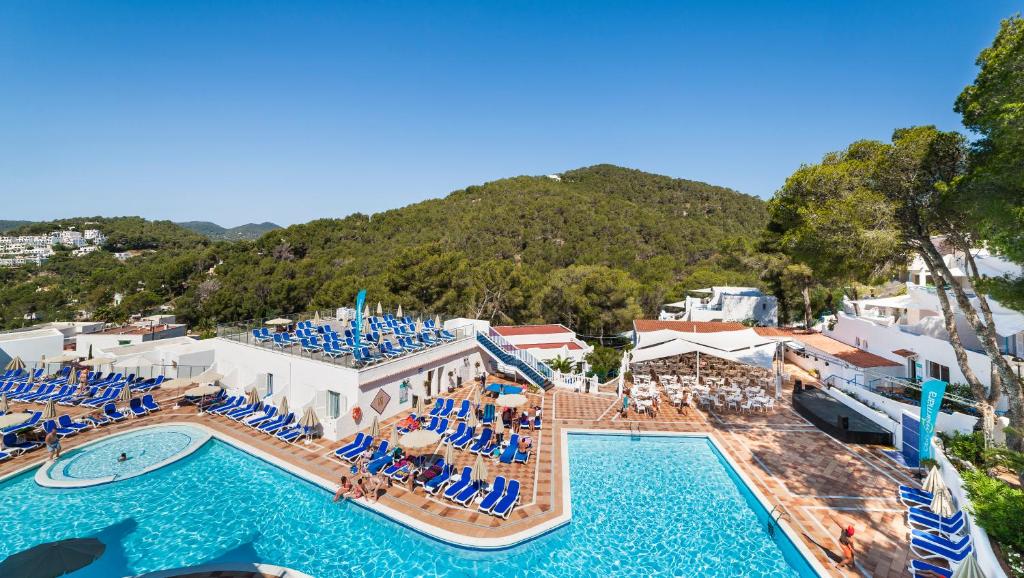 Globales Montemar — Swimming pool in Santa Eulalia, Balearic Islands