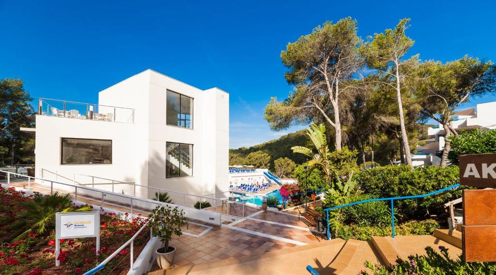 Globales Montemar — Swimming pool in Santa Eulalia, Balearic Islands