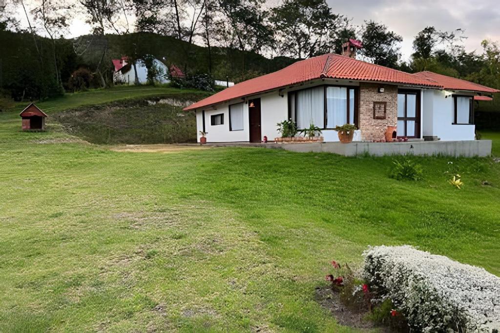 Casa de montaña con vista, BBQ y wifi confiable - 2