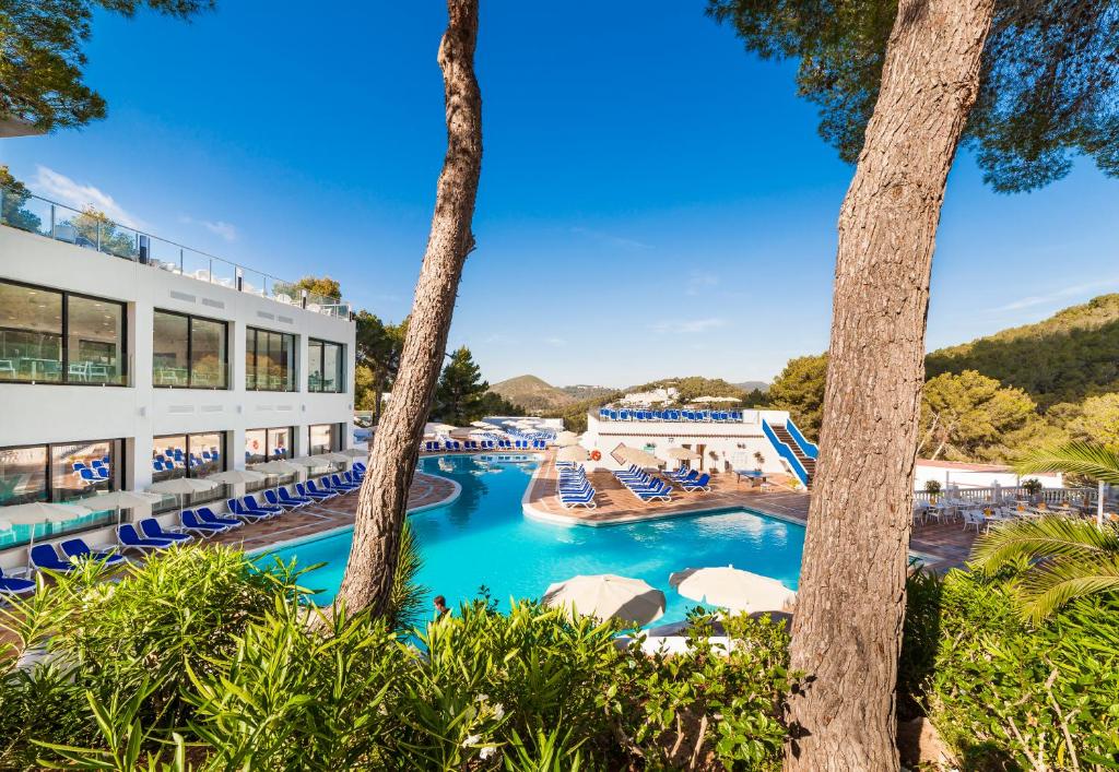 Globales Montemar — Swimming pool in Santa Eulalia, Balearic Islands