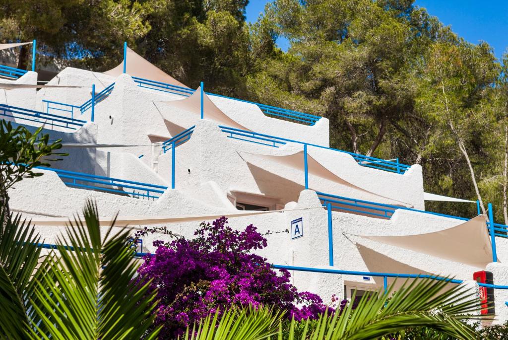 Globales Montemar — Hotel building in Santa Eulalia, Balearic Islands