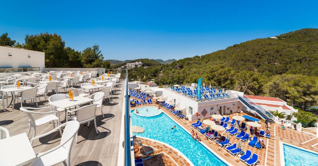 Globales Montemar — Swimming pool in Santa Eulalia, Balearic Islands