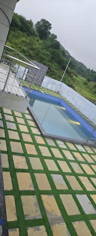 Rolling Hills, Trimbak