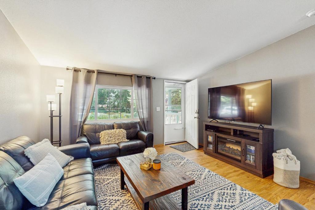 The Hideaway on the Lake, Shelton