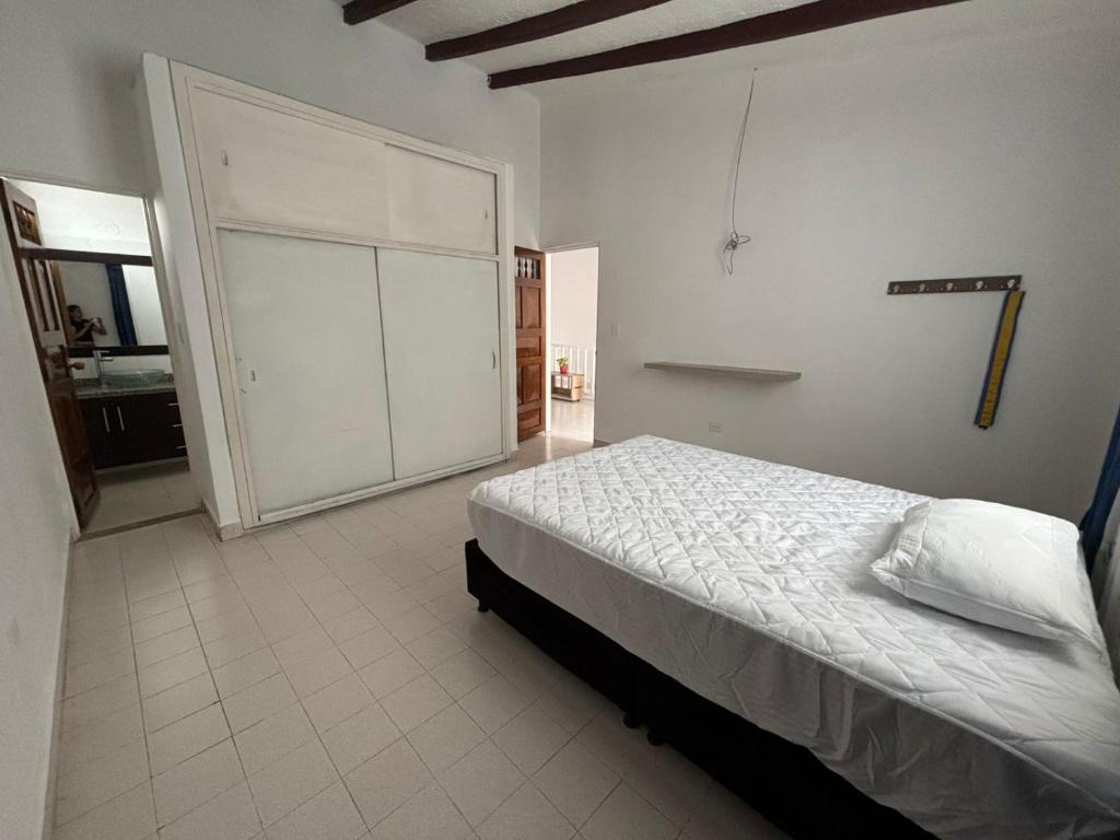 Tu habitación en el centro de Roldanillo - 2
