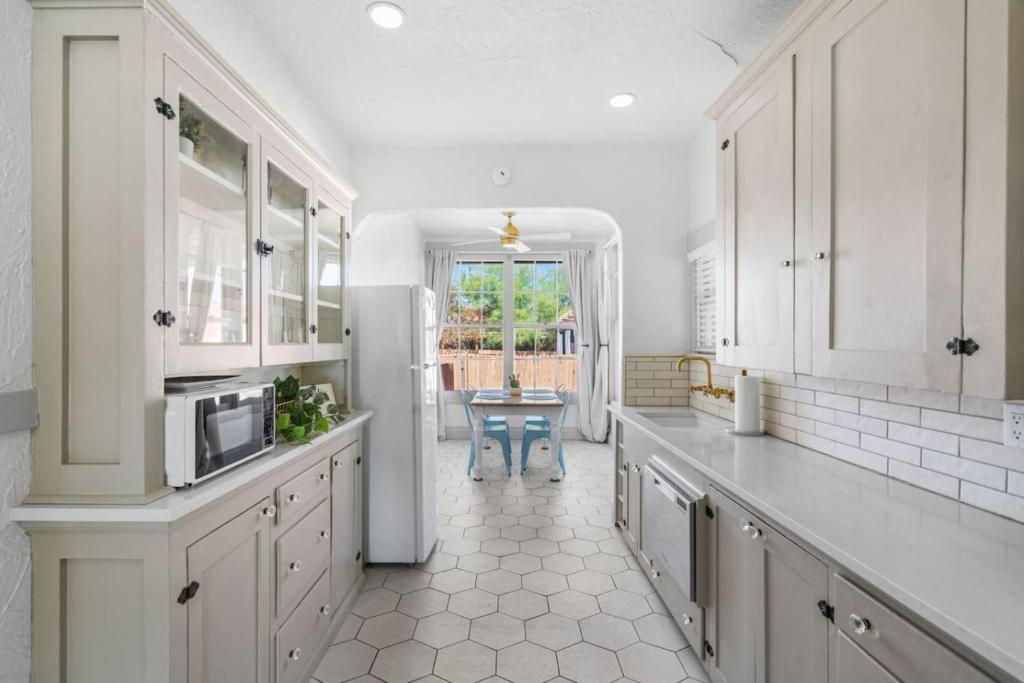 Centrally located near The U of A go Wildcats, Tucson