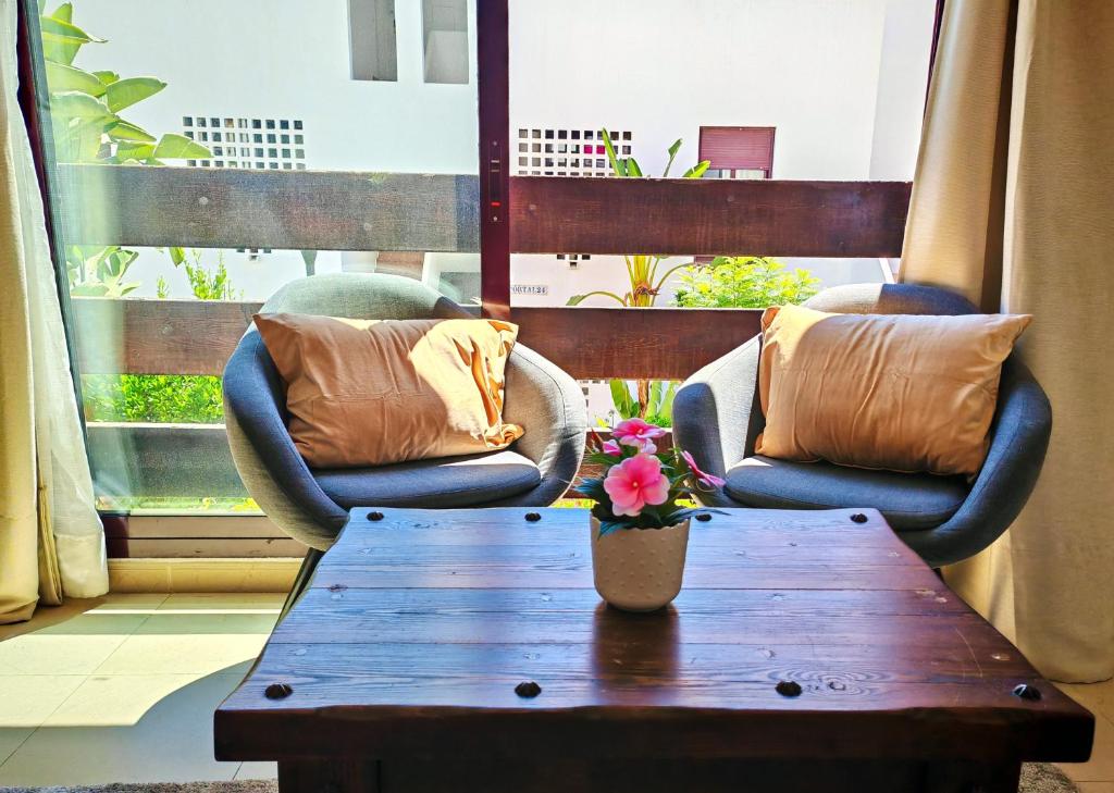 Stylish 2-Bed Duplex Townhouse, Full Kitchen, Access to Three Pools, Minutes from Puerto Banus, by "La Buena Vida Holiday Homes" - 3