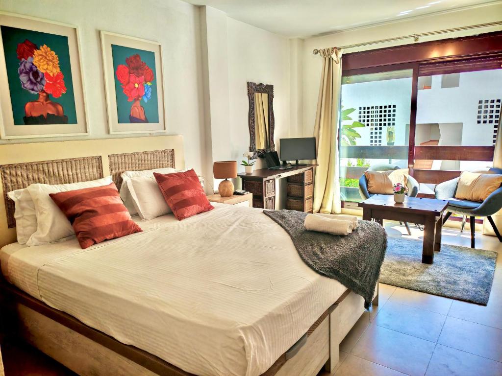 Stylish 2-Bed Duplex Townhouse, Full Kitchen, Access to Three Pools, Minutes from Puerto Banus, by "La Buena Vida Holiday Homes" - 2
