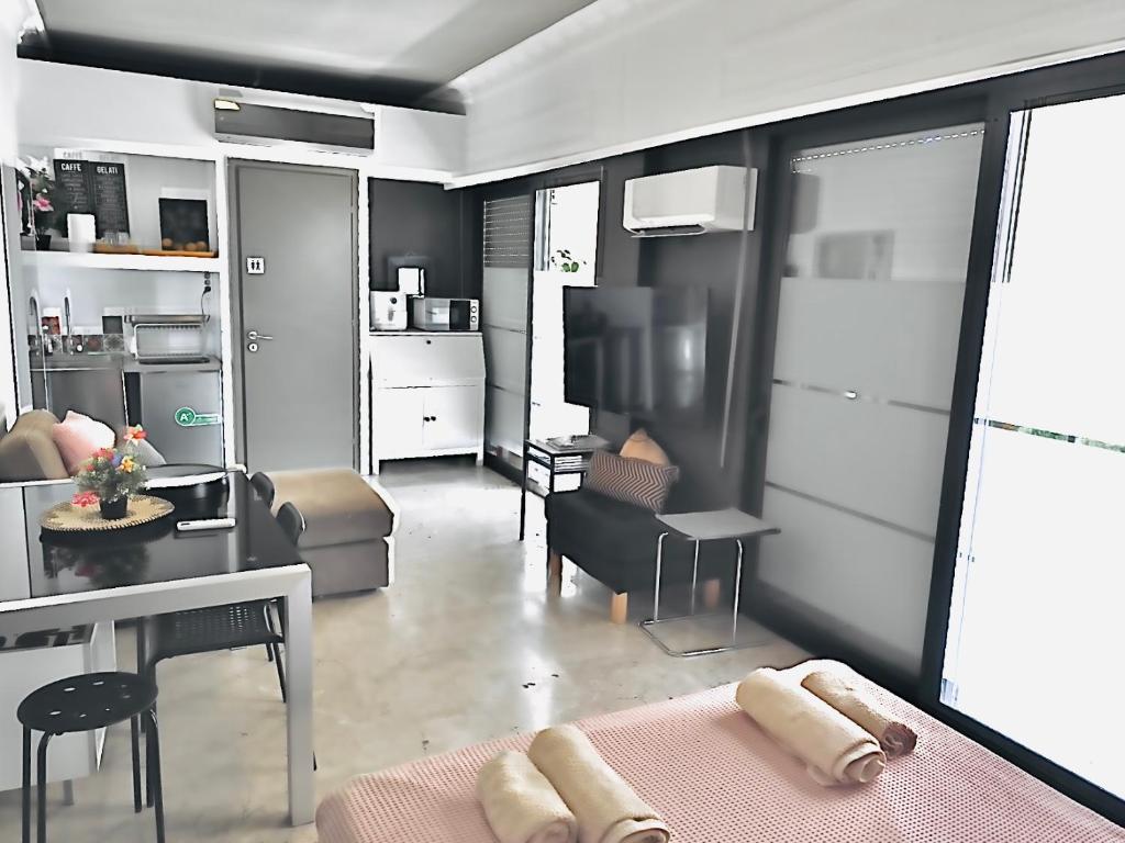 An En-suite with a Queen bed and a kitchenette, Athen