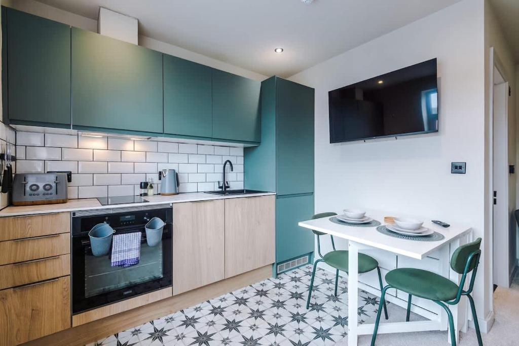 Stylish 2BR Flat with Parking, Llandudno