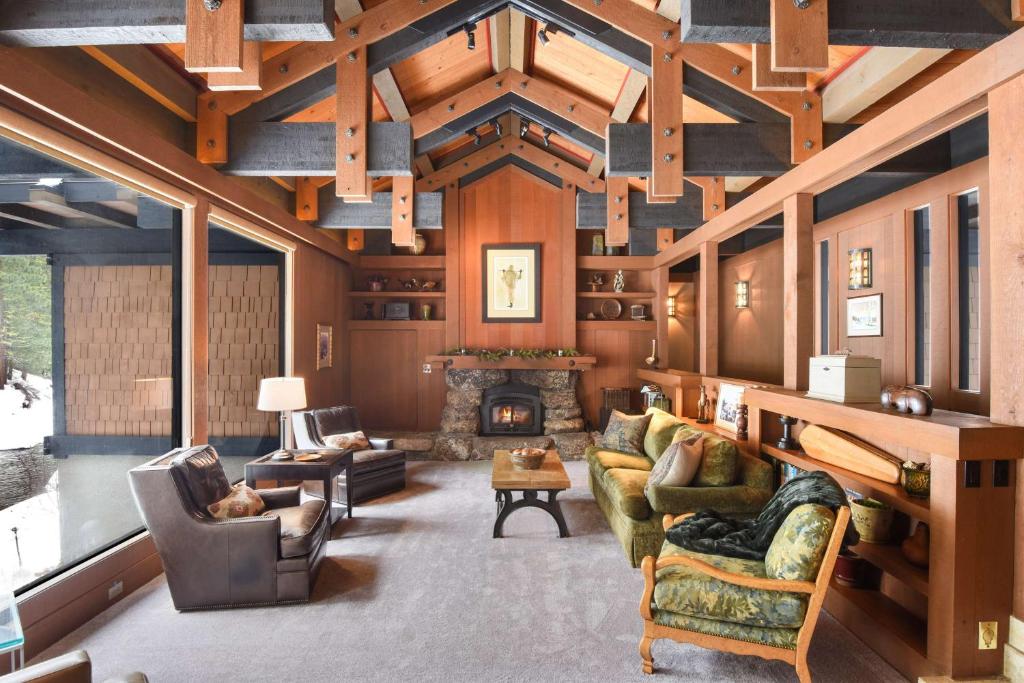 Joy on the River Stunning Waterfront Home for 10, Olympic Valley