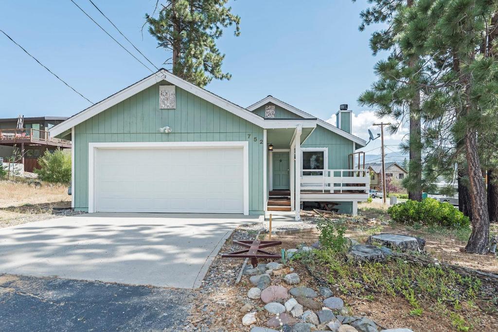 Elk Forest Escape - Economy Family Abode, South Lake Tahoe