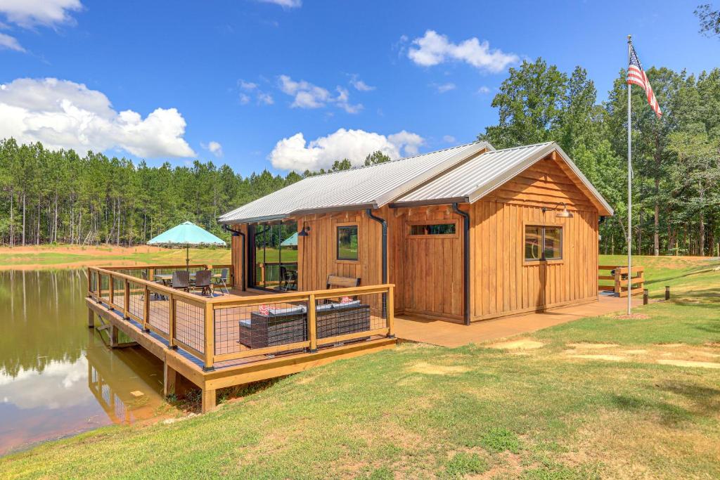 Upscale Cabin Comfort in Thomaston with 2 Decks!, Thomaston