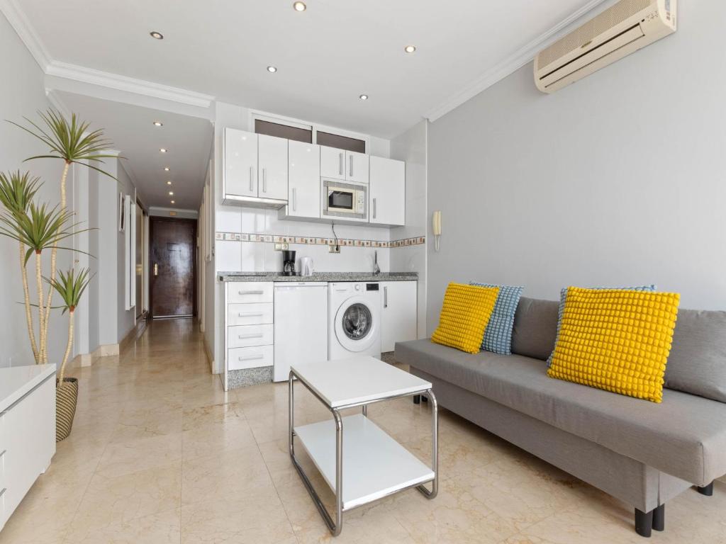Studio in Torremolinos by Playa El Bajondillo - 3