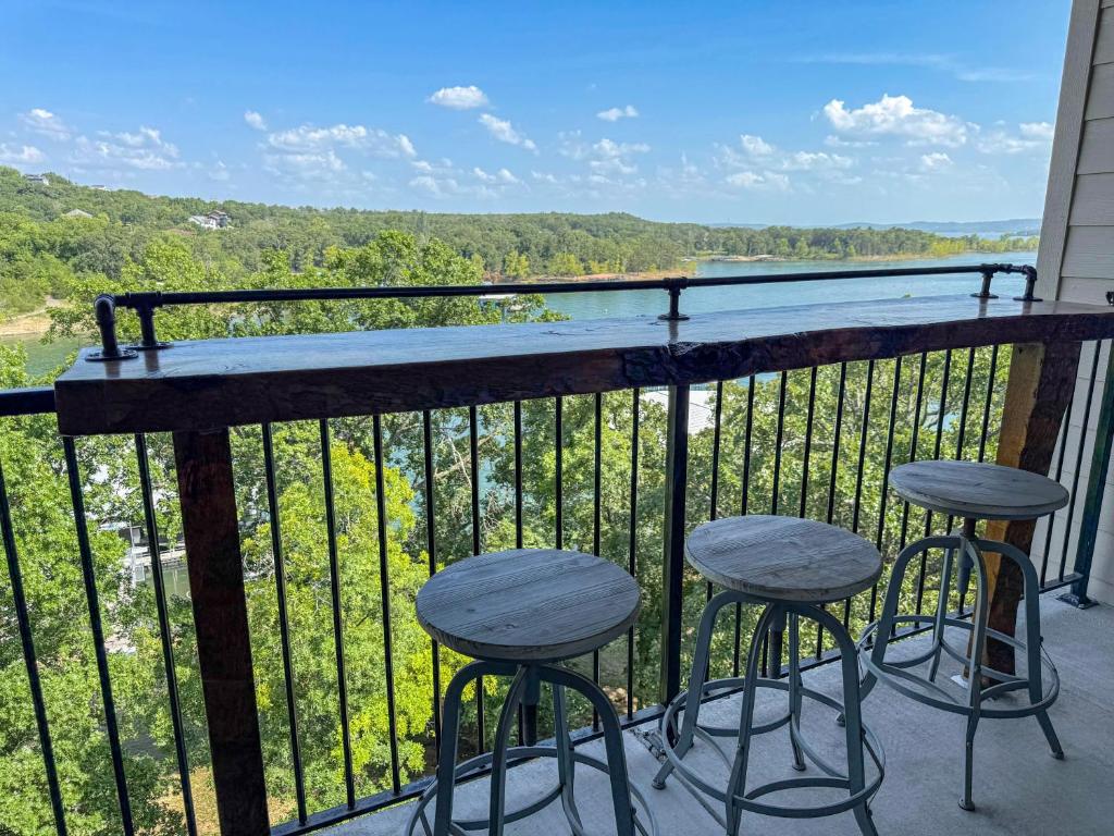 Lake View ~ Elevator Access ~ Free Activity Tickets Included! (CC354), Branson