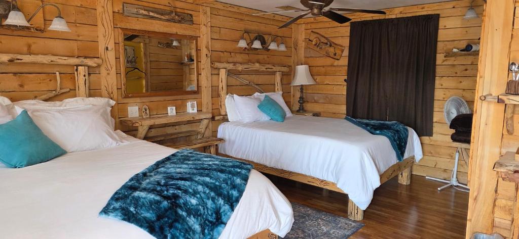 Room with 1 King bed and 1 Queen bed at the Cedaredge Lodge, Cedaredge