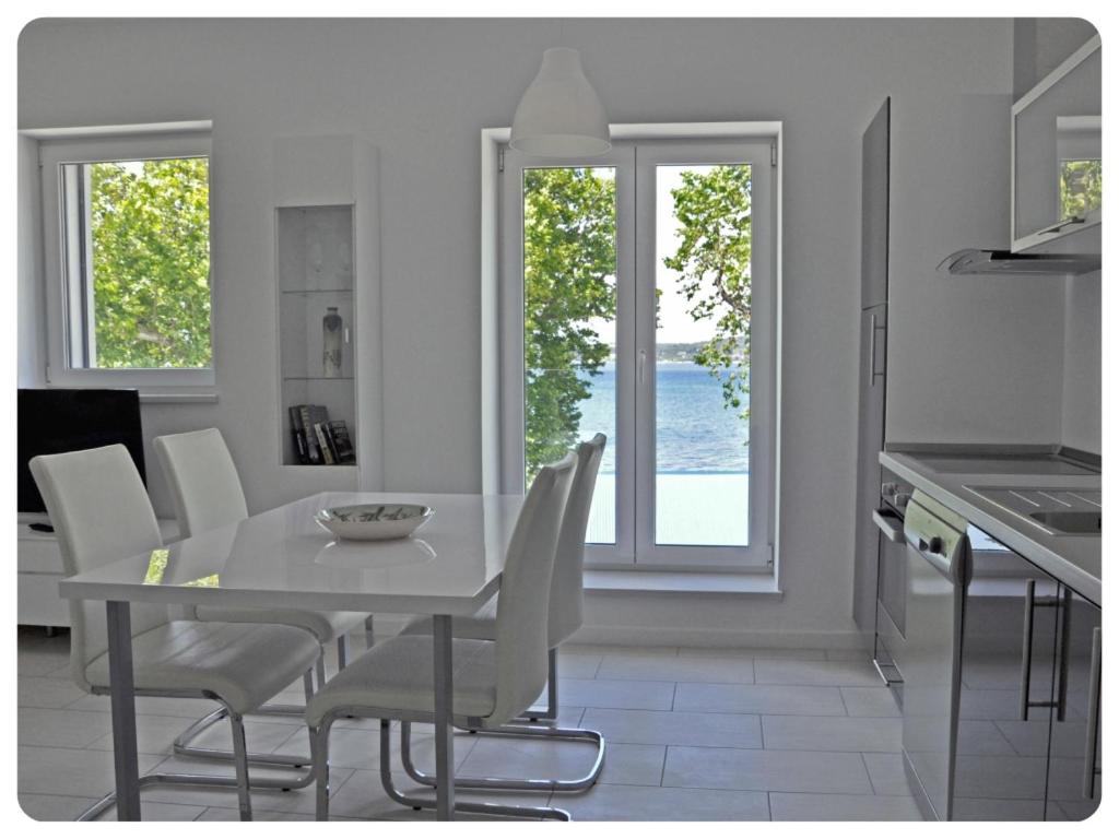 Apartments & rooms Artemus Belveder 5