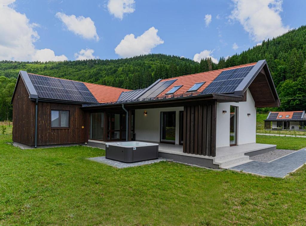 Eskaperdo Resort, Sub Cetate