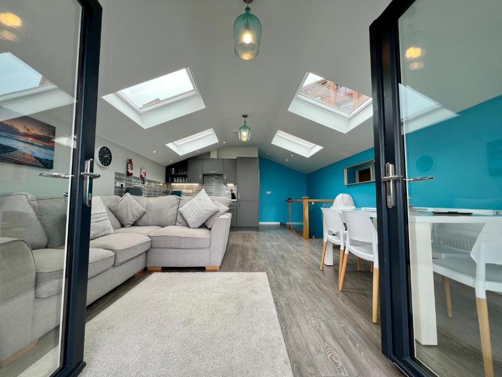 Lighthouse View 9, Golden Bay, Coastal Retreat with Balcony & Sea Views, Westward Ho!