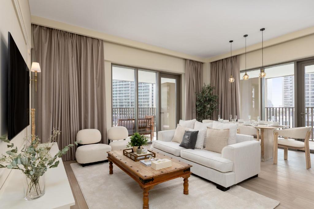 Maison Privee - Creekside Elegance with Canal Vws at Creek Beach, Dubaï