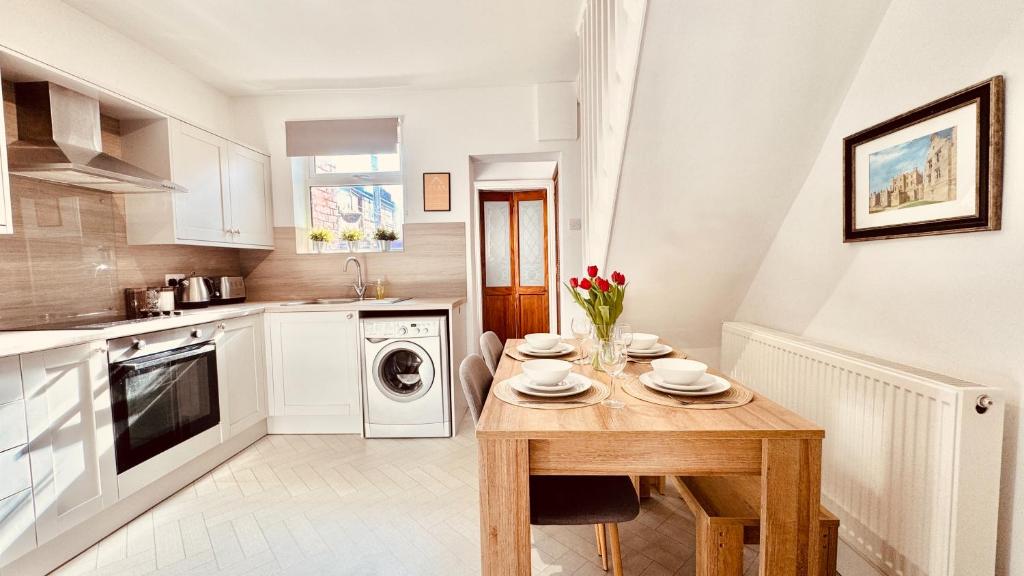 Homely Monthly Stay in Chesterfield for Families and Contractors with Good Transport Links, Chesterfield