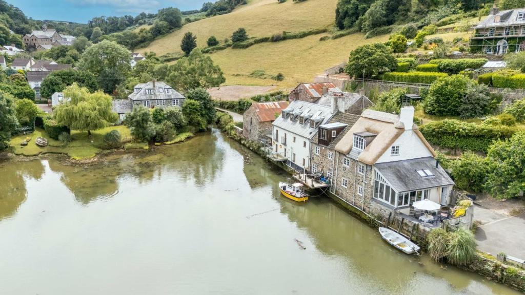 Duck Cottage - Waters Edge, Exclusive Village Location, Ashsprington