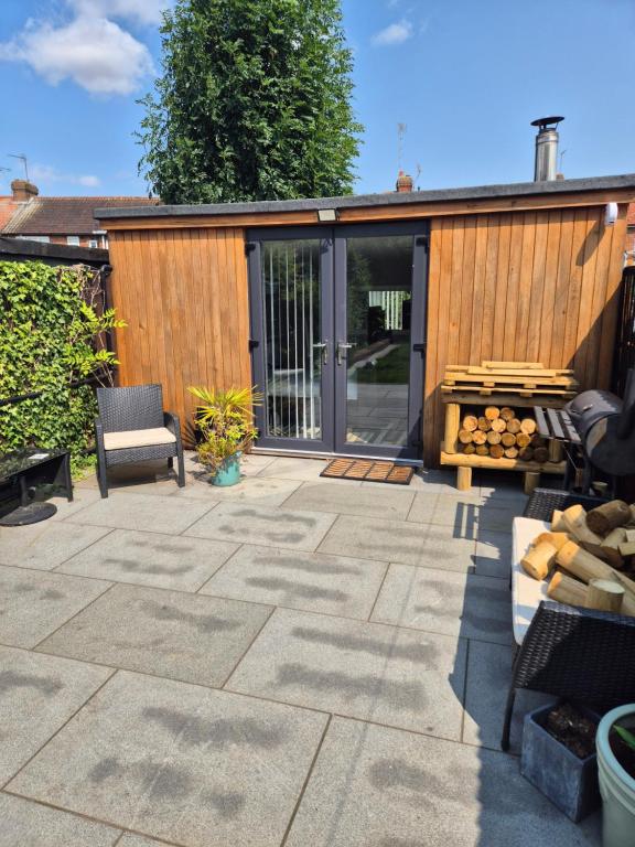 West Lodge, Hatfield