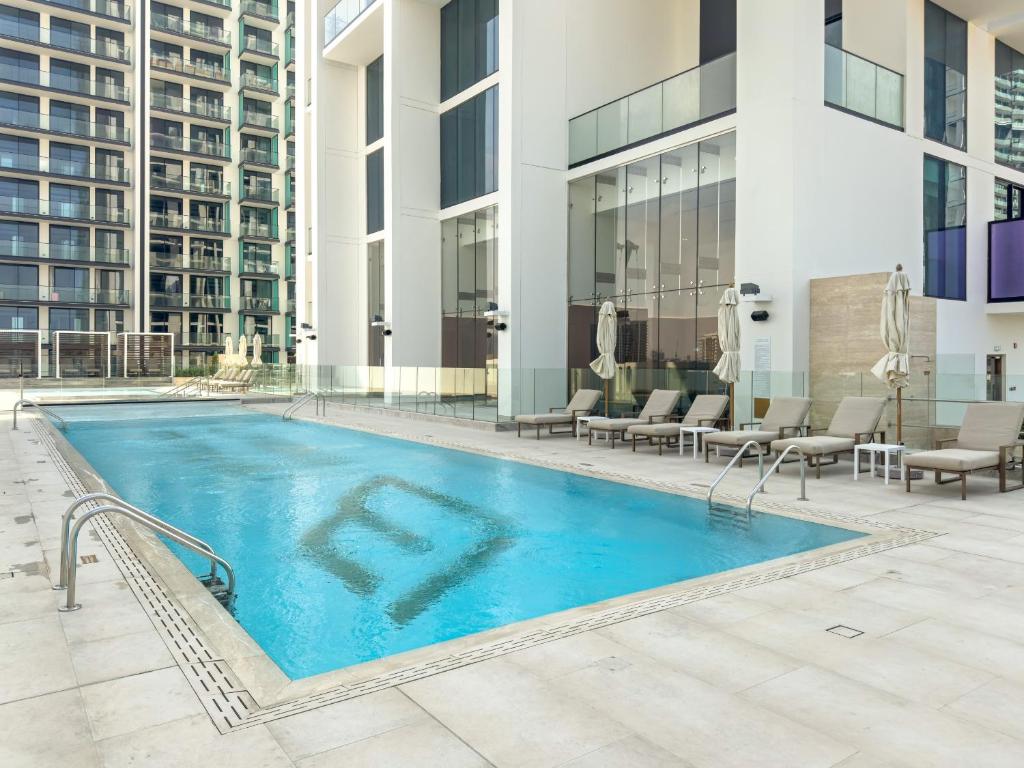 Vayk - Modern 1BR Apartment in JVC, Dubaï